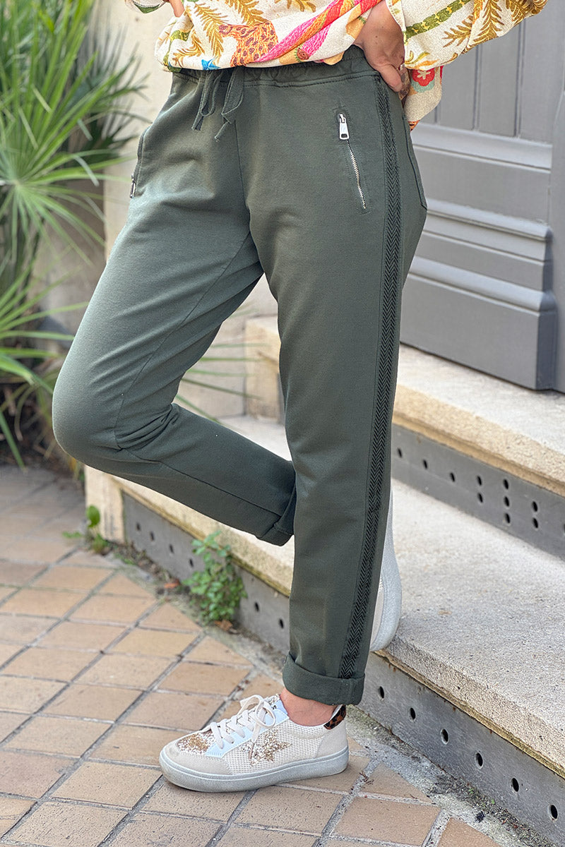 Jogging kaki foncé en coton ceinture élastique et poches zips liseré broderie chevrons