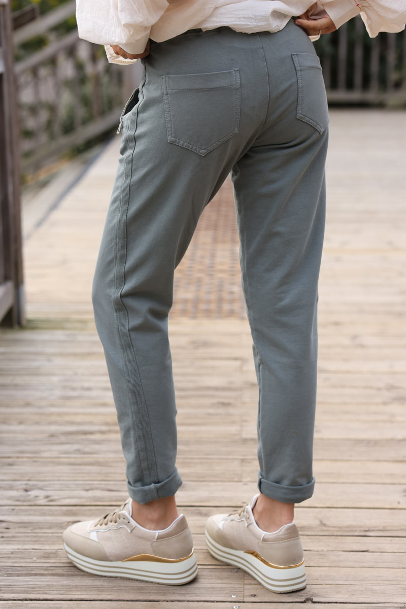 Pantalón jogging caqui con ribete de cinta en los bolsillos laterales con cremallera cinturilla elástica