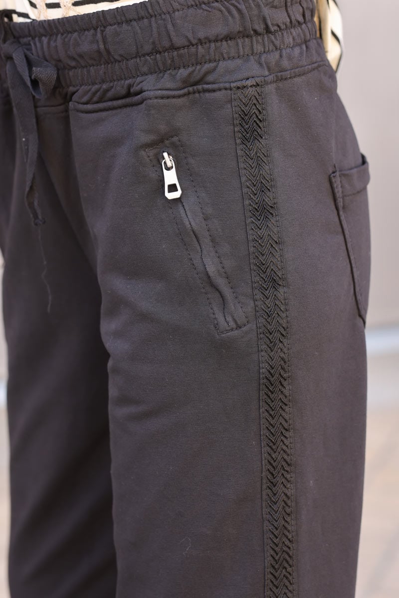 Jogging noir en coton ceinture élastique et poches zips liseré broderie  chevrons