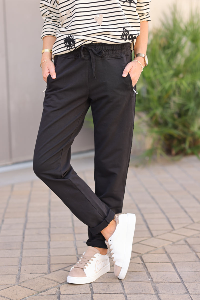 Jogging noir en coton ceinture elastique et poches zips lisere broderie chevrons H114 (1)