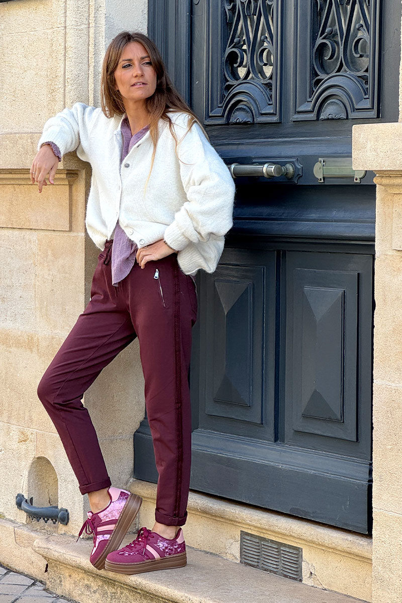 Jogging rouge bordeaux en coton ceinture élastique et poches zips liseré broderie chevrons