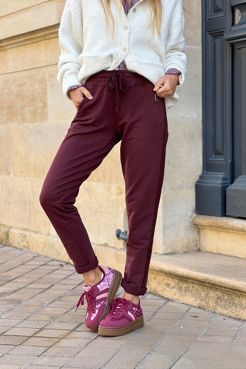 Jogging rouge bordeaux en coton ceinture élastique et poches zips liseré broderie chevrons