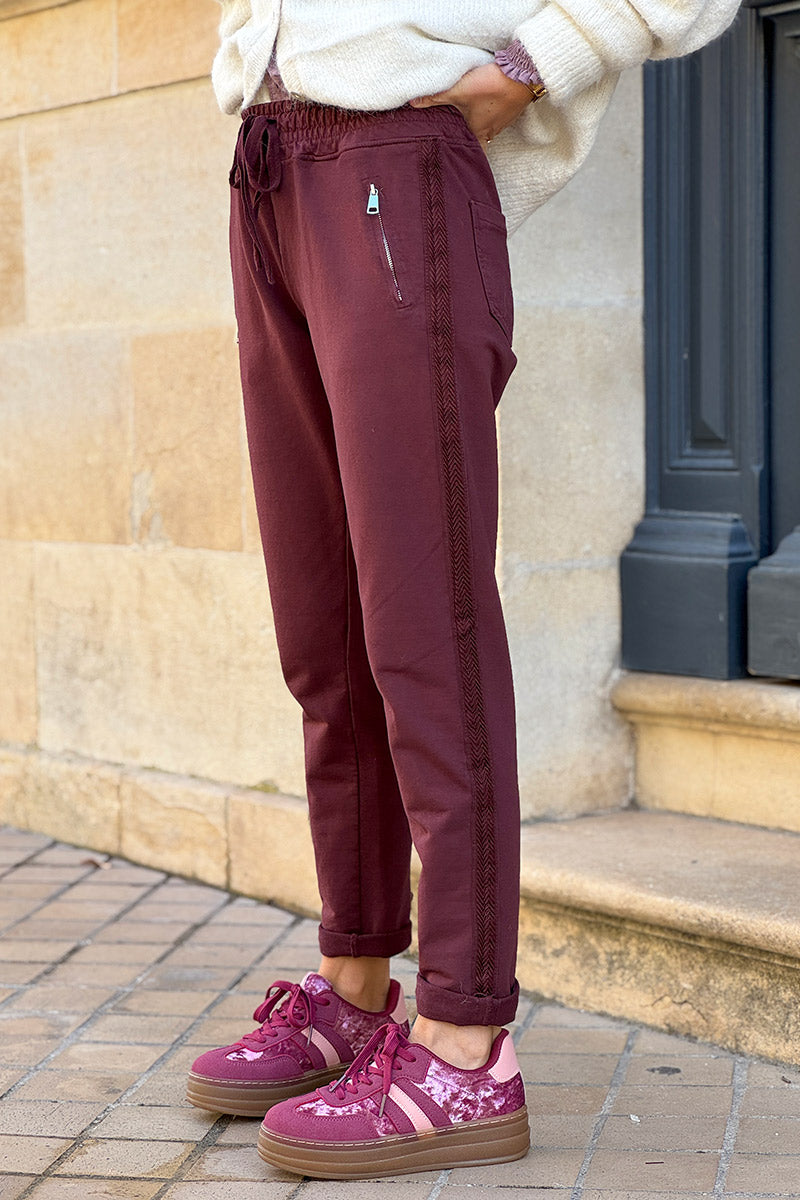 Jogging rouge bordeaux en coton ceinture élastique et poches zips liseré broderie chevrons
