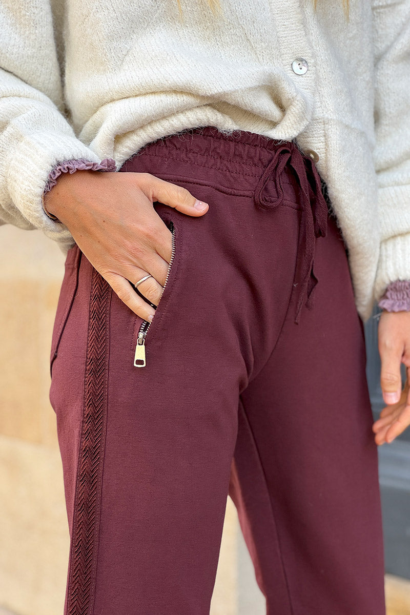 Jogging rouge bordeaux en coton ceinture élastique et poches zips liseré broderie chevrons