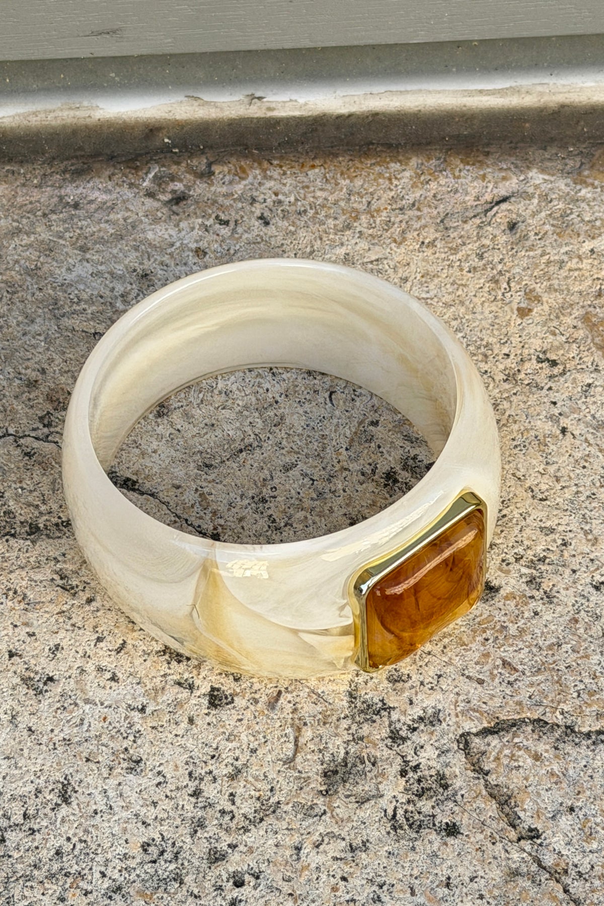 Jonc blanc casse en résine marbrée détail cabochon ambre