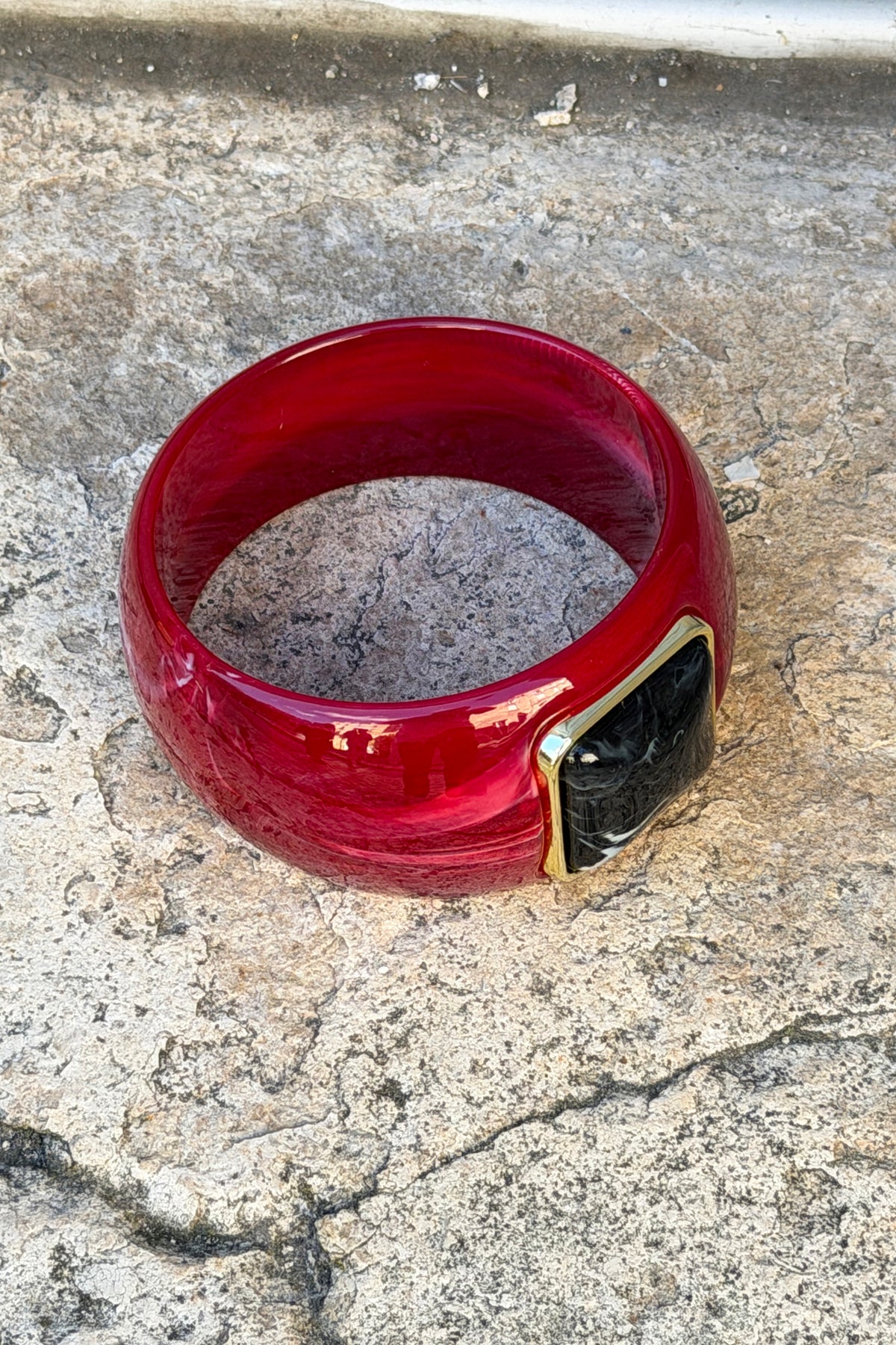 Jonc bordeaux en résine marbrée détail cabochon noir