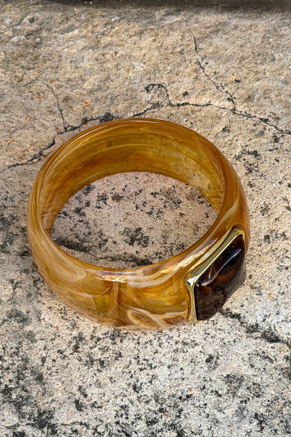 Jonc brun ambre en résine marbrée détail cabochon marron