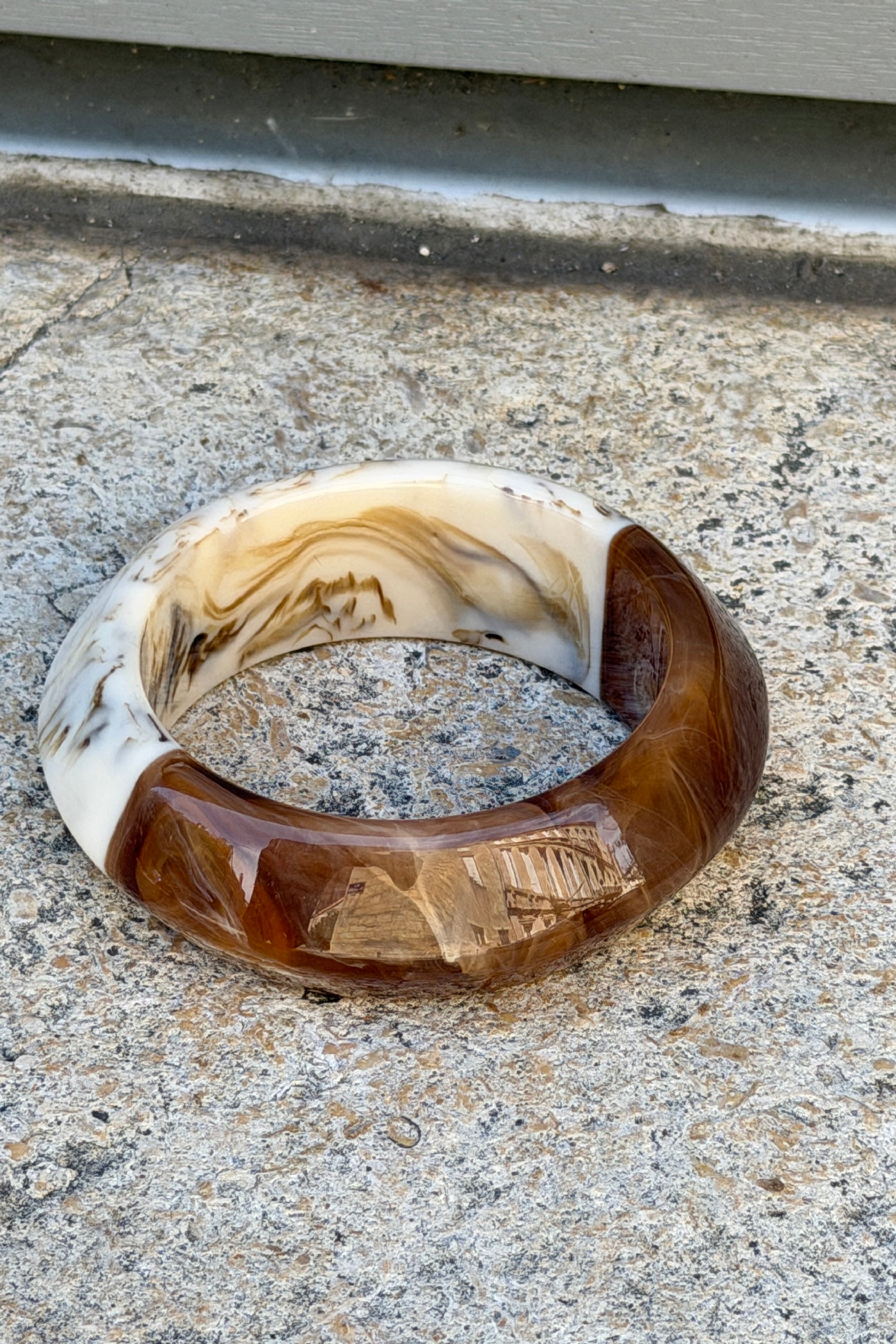 Jonc large bicolore écru et marron marbré en résine