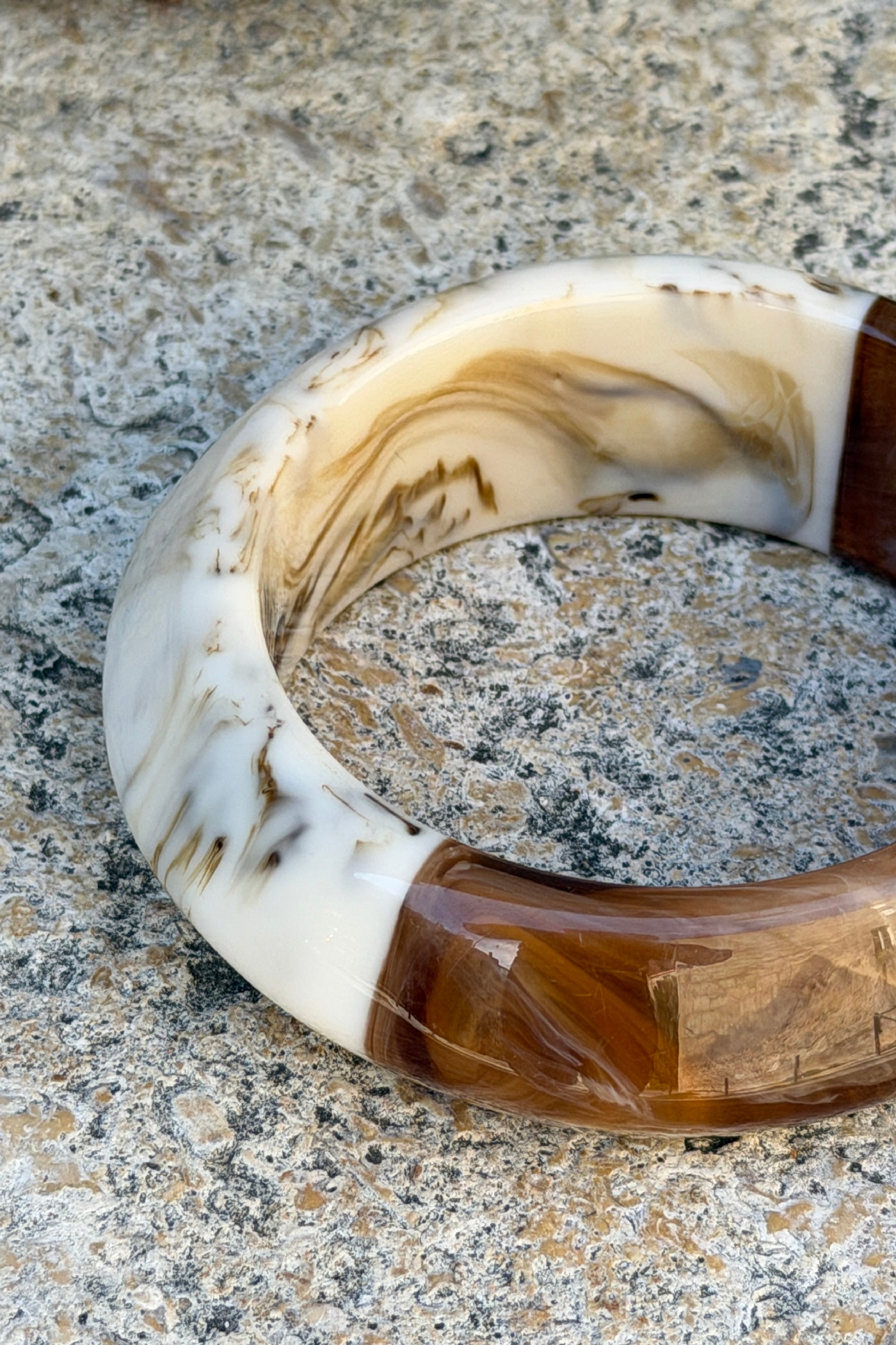 Jonc large bicolore écru et marron marbré en résine