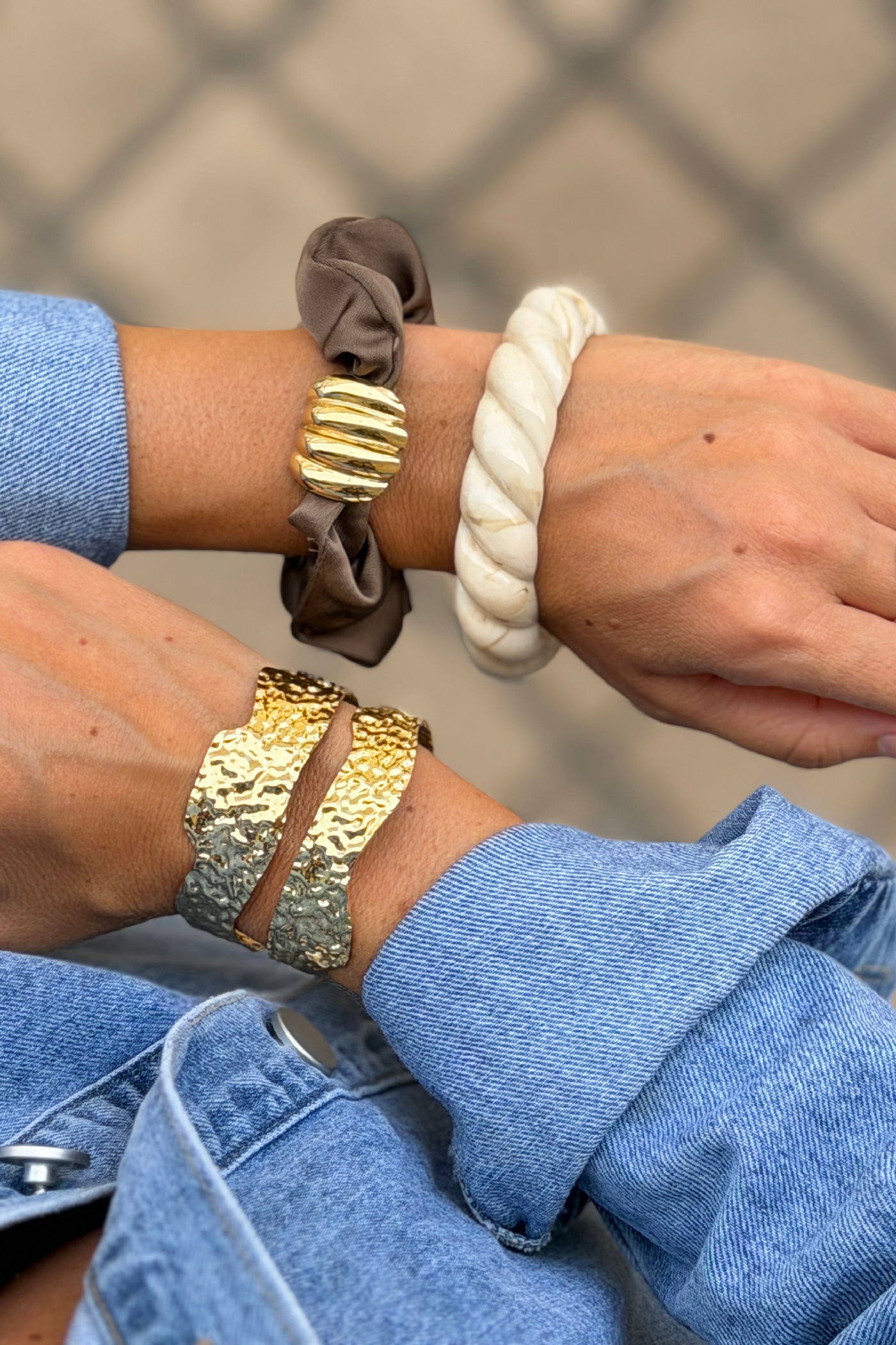 Jonc large torsadé écru en résine effet marbré