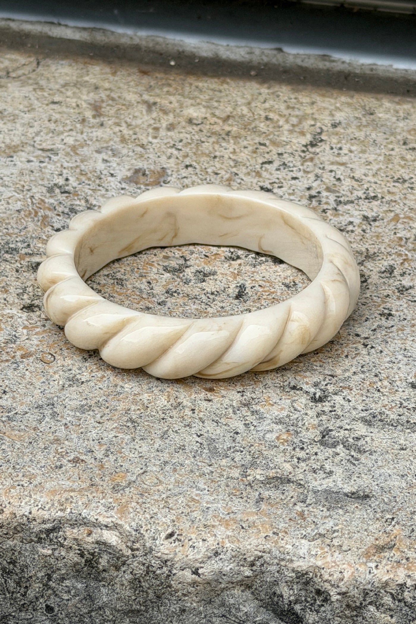 Jonc large torsadé écru en résine effet marbré