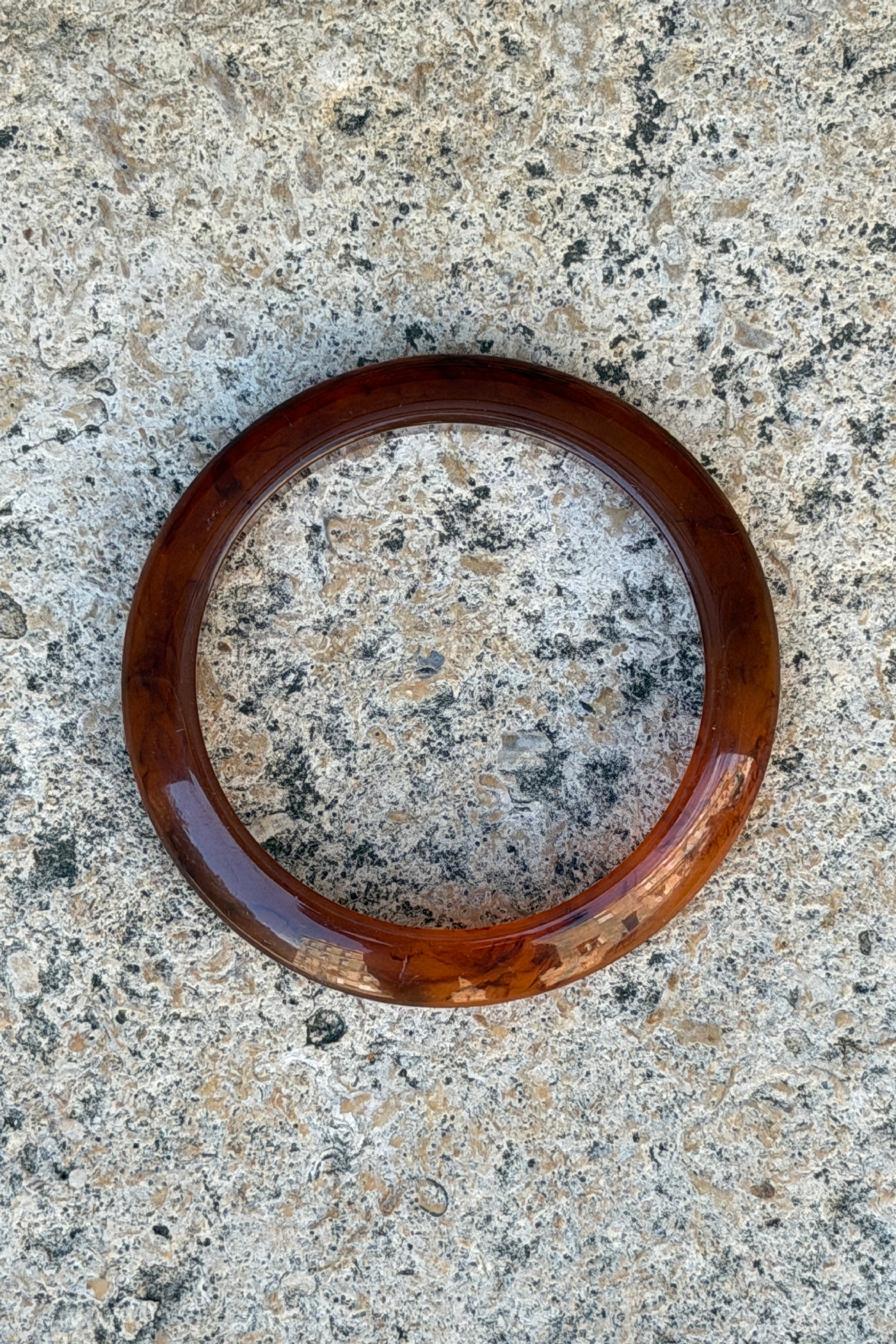 Jonc marron écaille en résine effet marbré forme angulaire