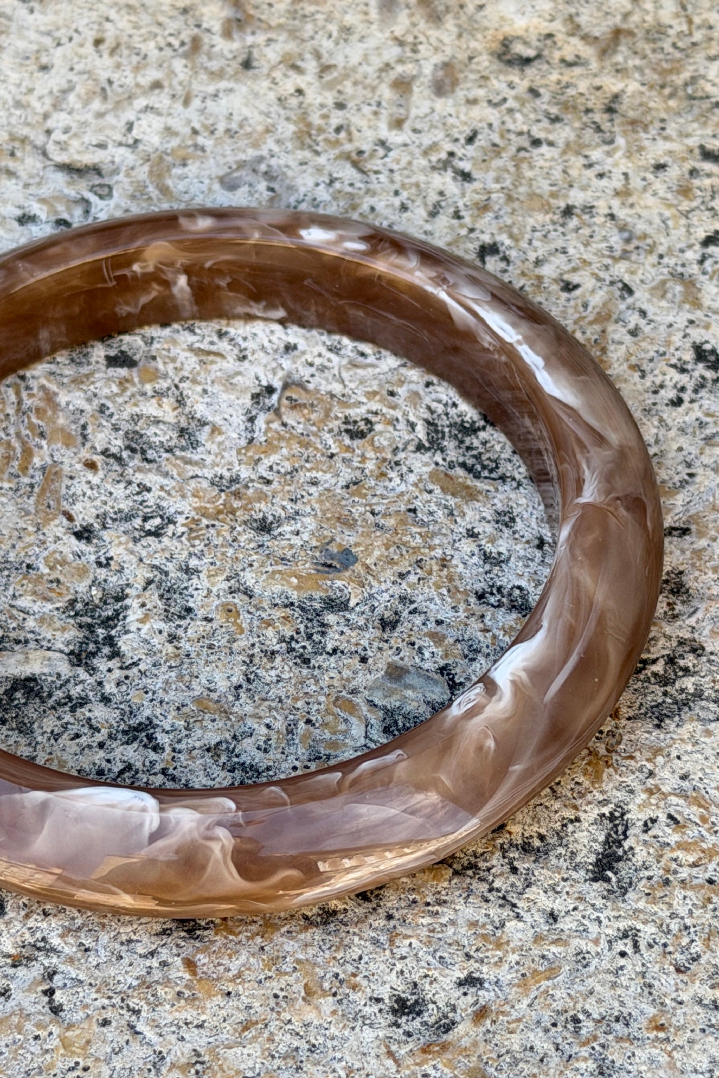 Jonc taupe en résine effet marbré forme angulaire