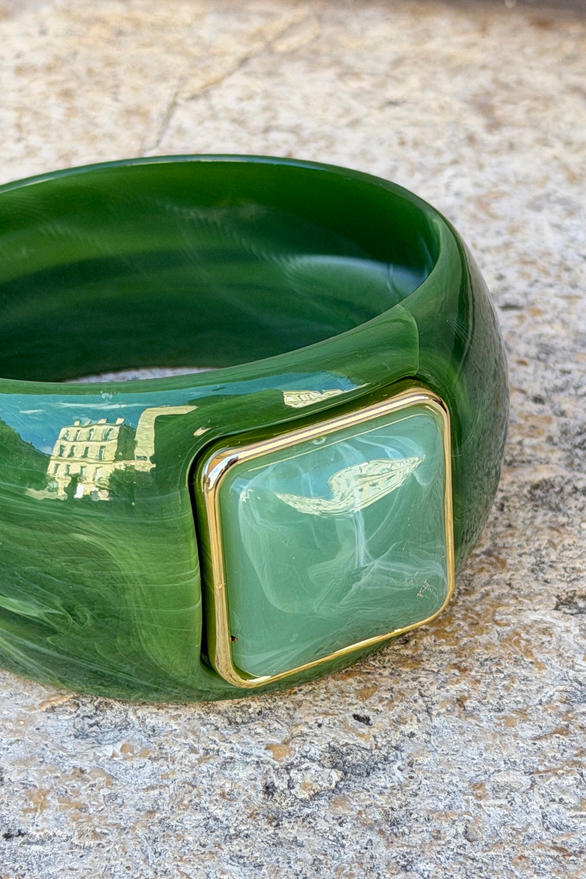 Jonc vert en résine marbrée détail cabochon vert d'eau