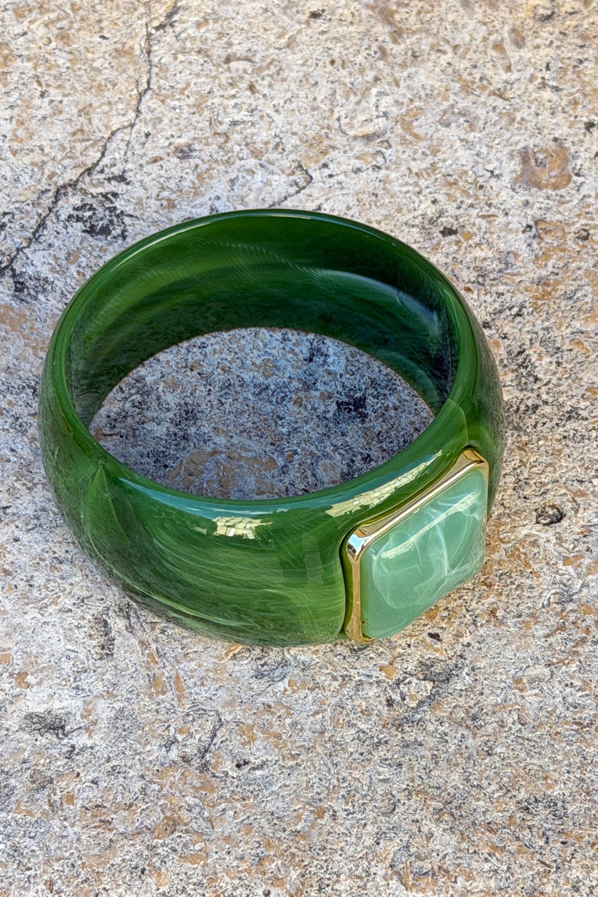 Jonc vert en résine marbrée détail cabochon vert d'eau
