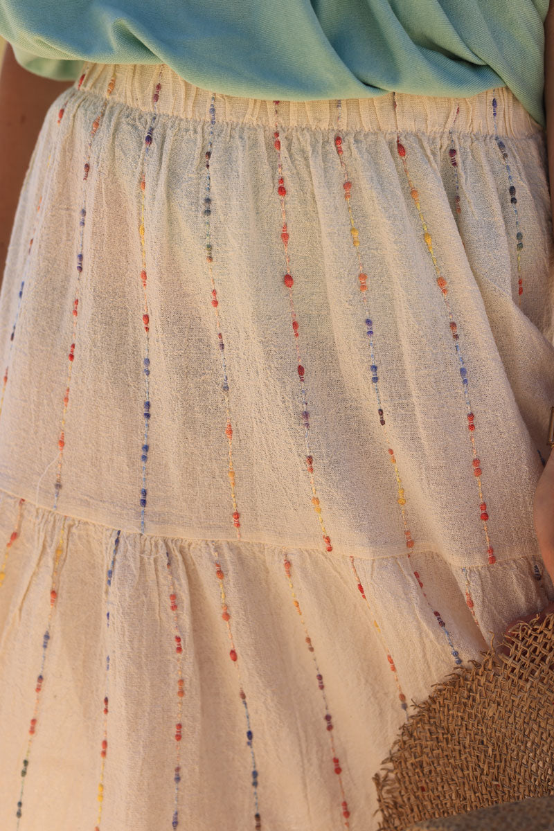 Falda color crudo, mitad algodón, mitad lino, hilos multicolores en relieve