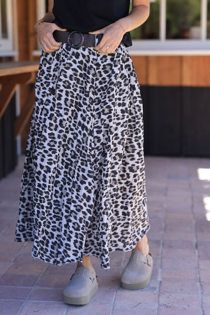 Jupe en coton imprimé léopard avec ceinture style raphia marron