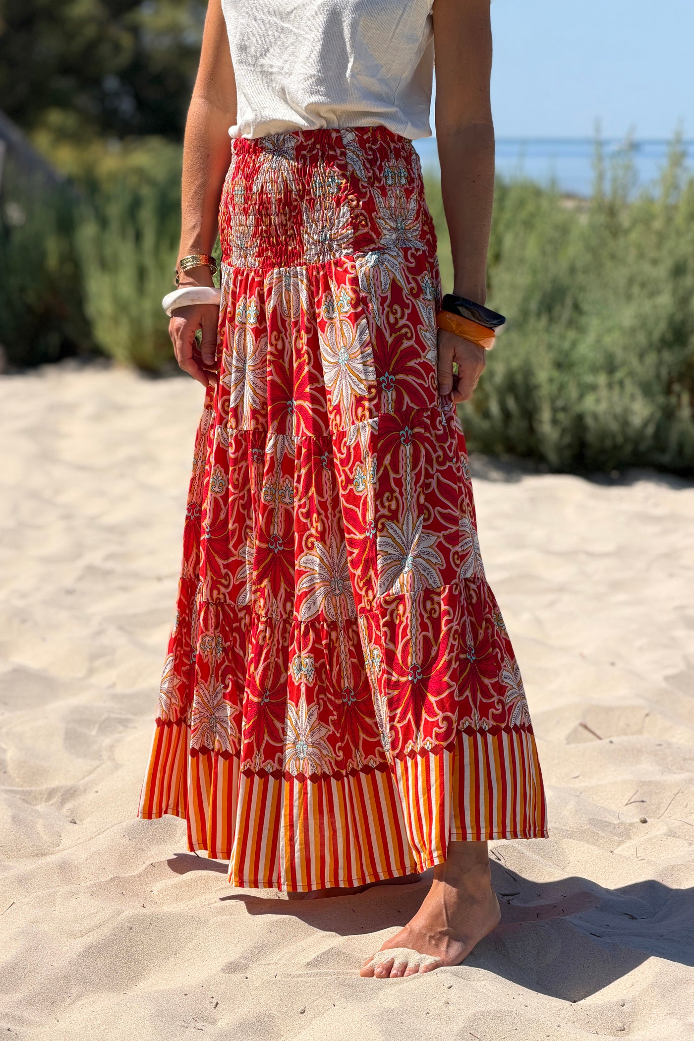 Jupe fluide taille smockée imprimé palmiers rouge et blanc