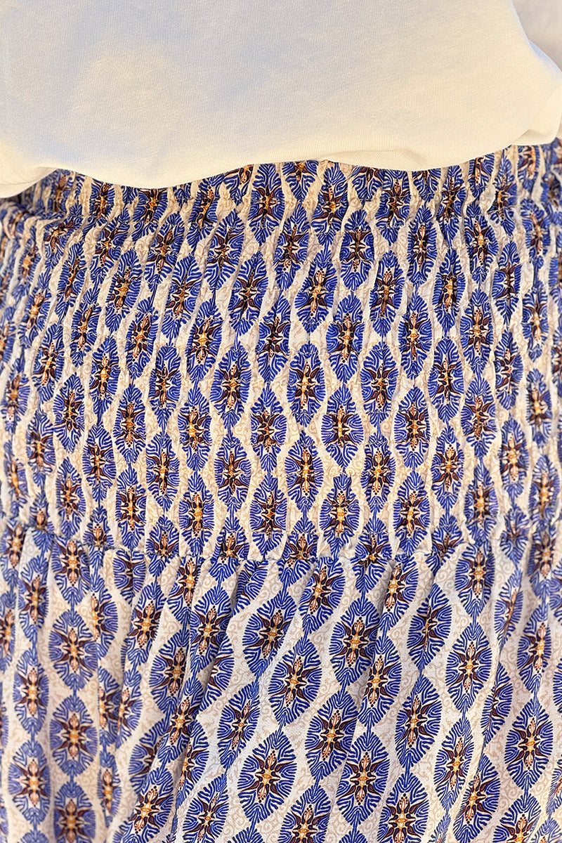 Jupe longue et fluide style bohème imprimé médaillons ethniques bleu roi ceinture smockée