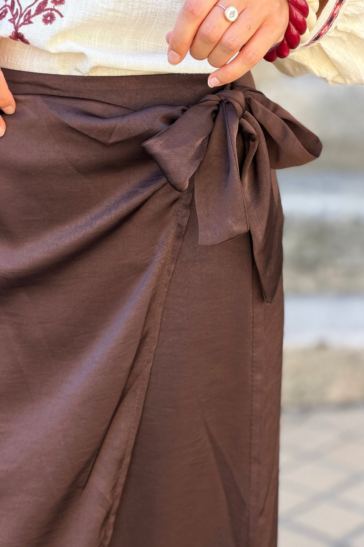 Jupe longue marron fluide effet satiné coupe porte-feuille