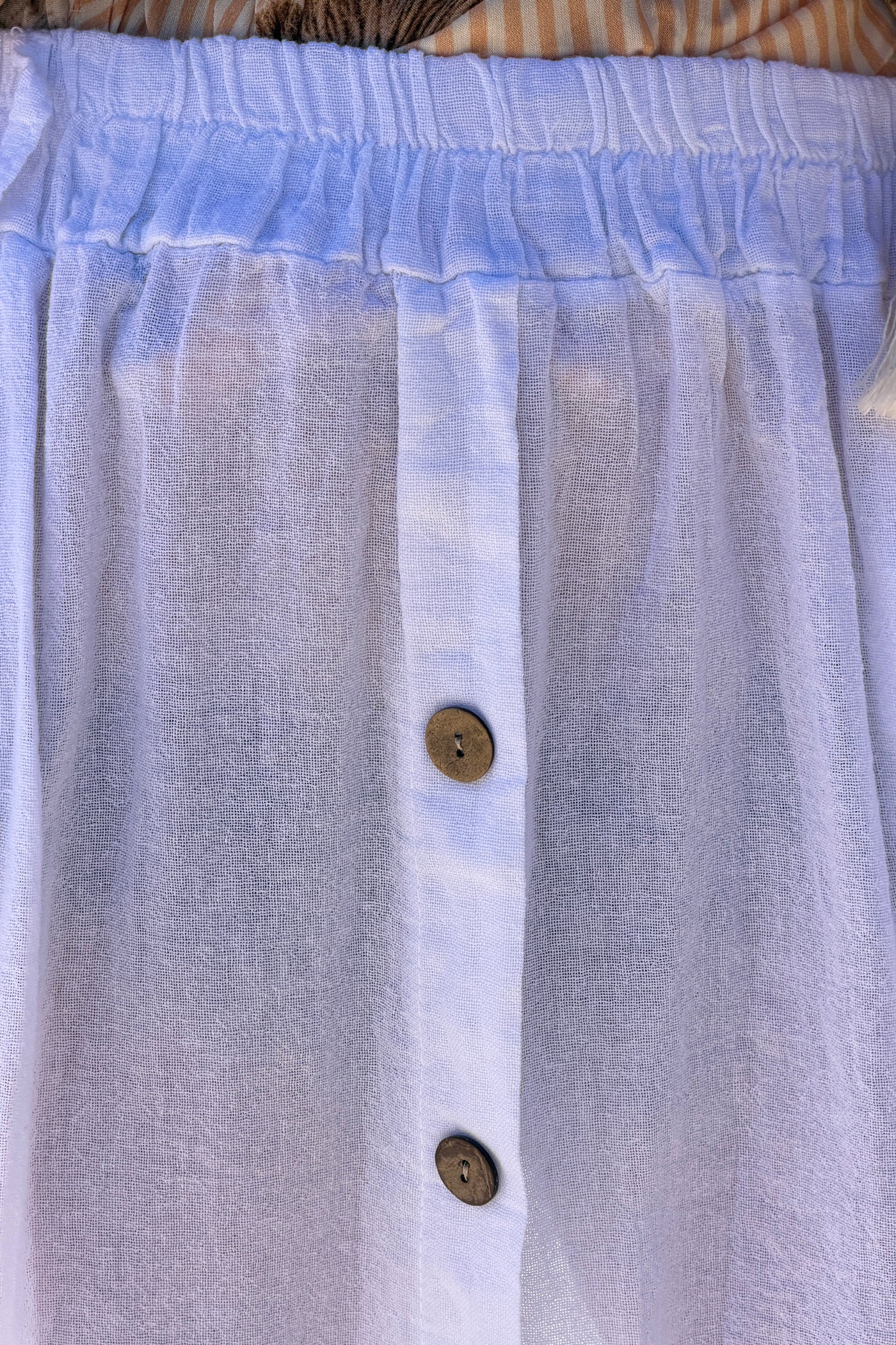 Jupe midi blanche en coton faux boutons bois et taille élastique