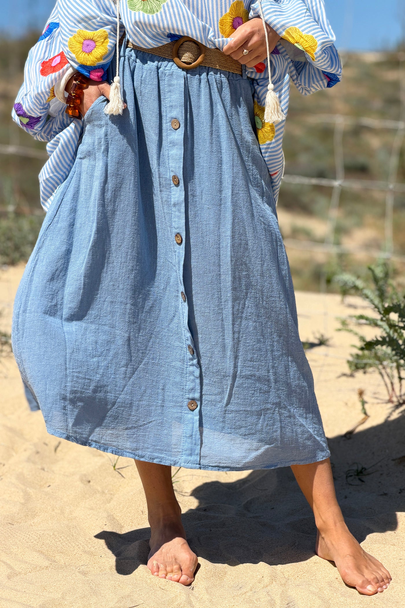 Jupe midi bleu en coton faux boutons bois et taille élastique
