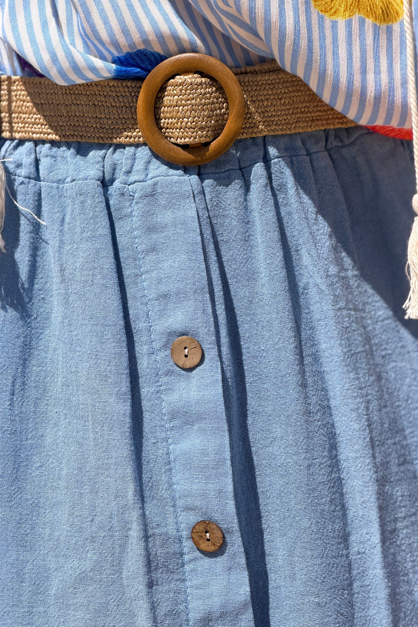 Jupe midi bleu en coton faux boutons bois et taille élastique