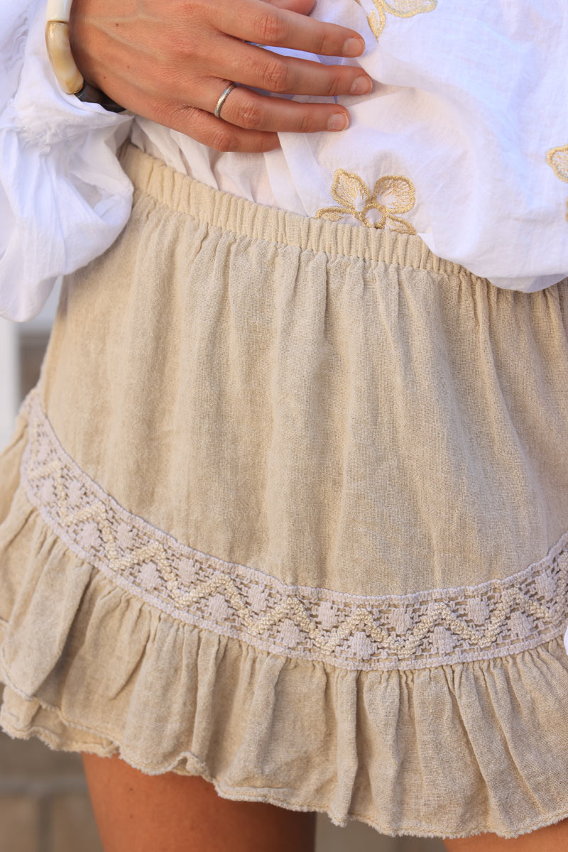 Falda corta beige con bordado de cintas efecto piqué de algodón