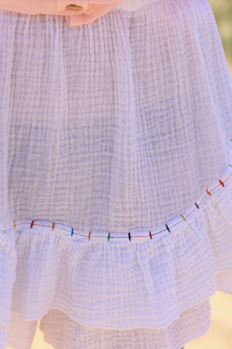 Jupe short blanc en gaze de coton à volants fils multicolores