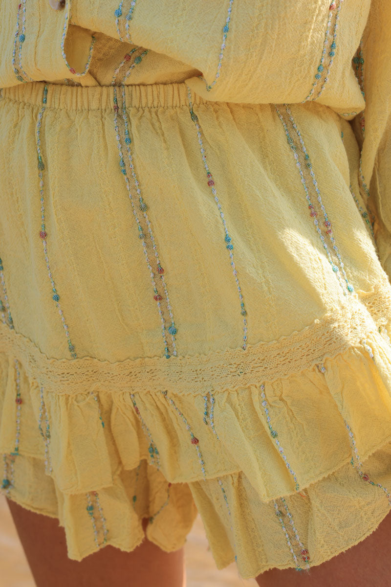Jupe short jaune en coton effet piqué fils brillants et multicolores
