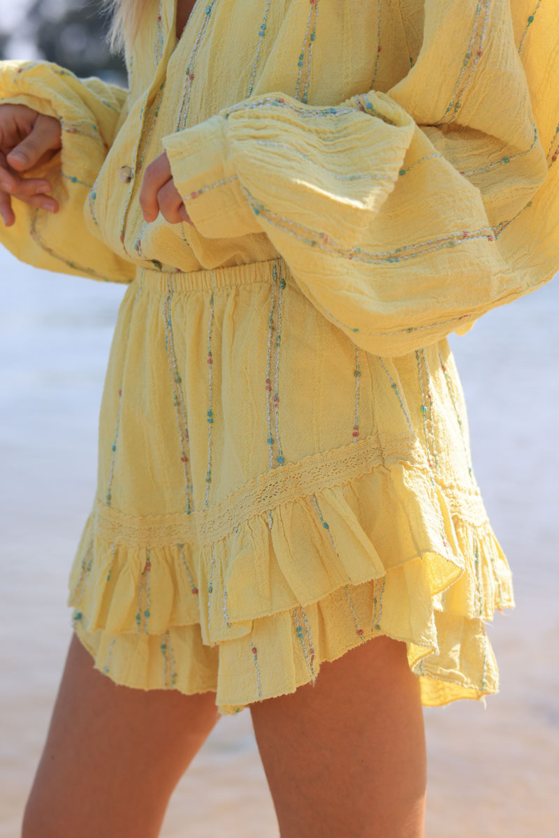 Falda corta amarilla de algodón efecto piqué con hilos brillantes y multicolores