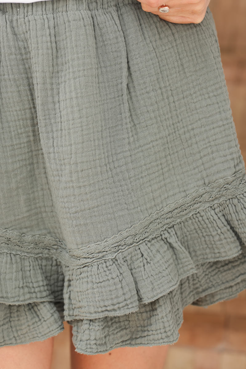 Falda corta caqui de gasa de algodón con bordado y pequeños volantes