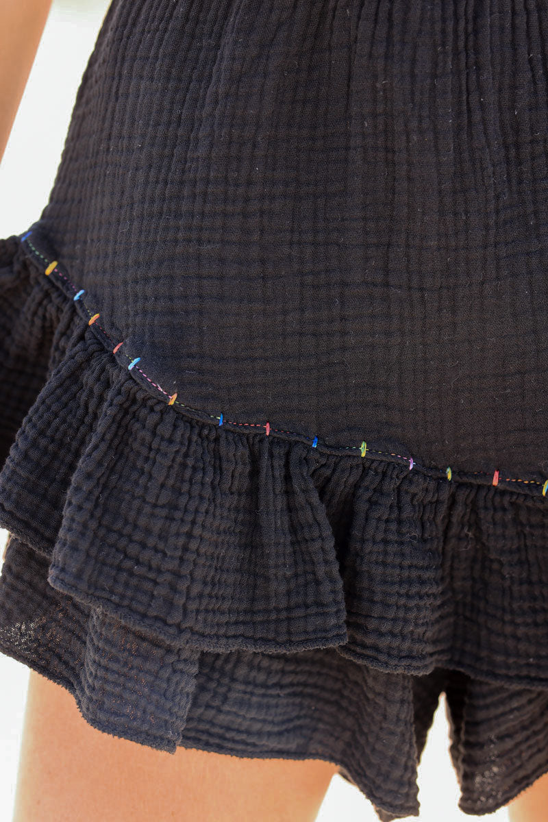 Jupe short noir en gaze de coton à volants fils multicolores