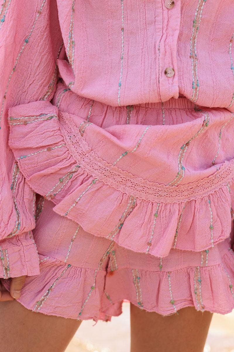 Falda corta rosa de algodón efecto piqué con hilos brillantes y multicolores