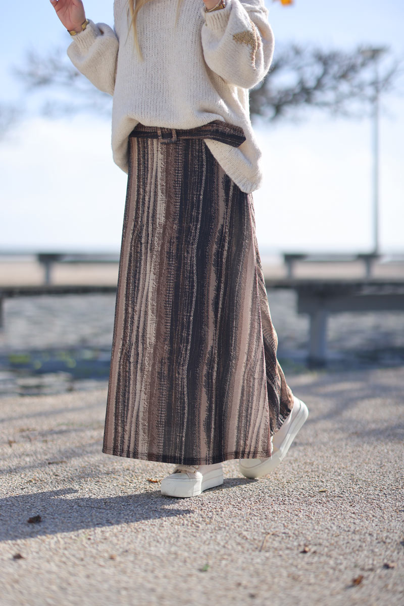 Falda de punto brillante con estampado de rayas verticales color camel y cinturón