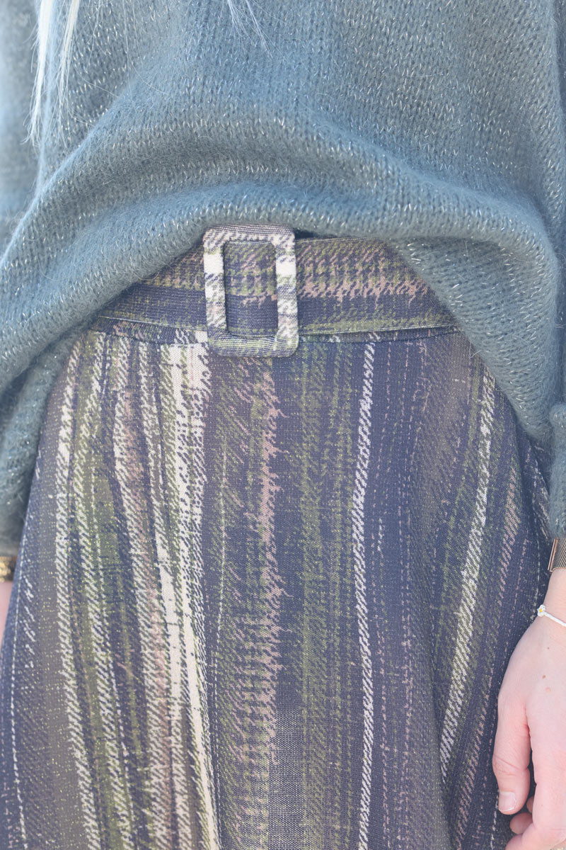 Falda de punto brillante con estampado de rayas verticales caqui y cinturón