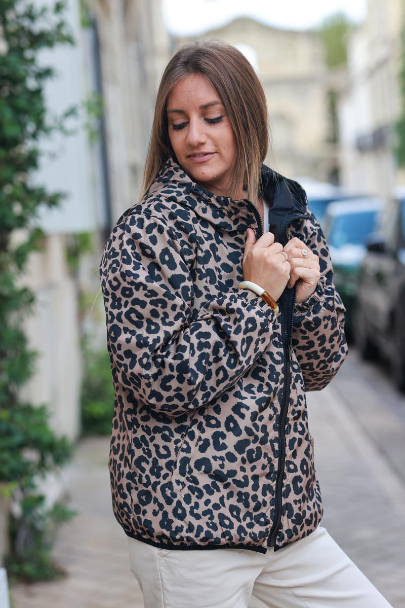 Reversible raincoat with black color or camel leopard print