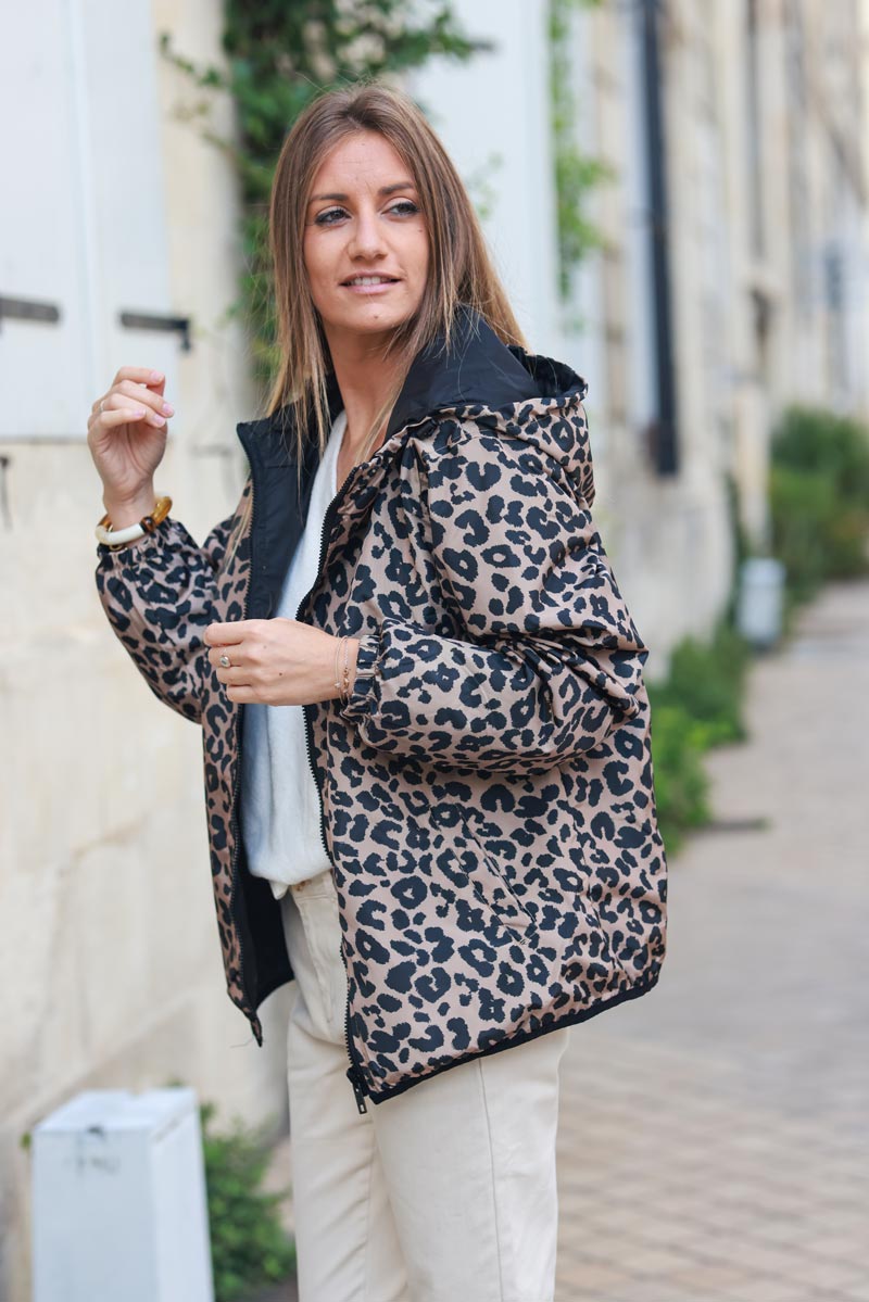 Reversible raincoat with black color or camel leopard print