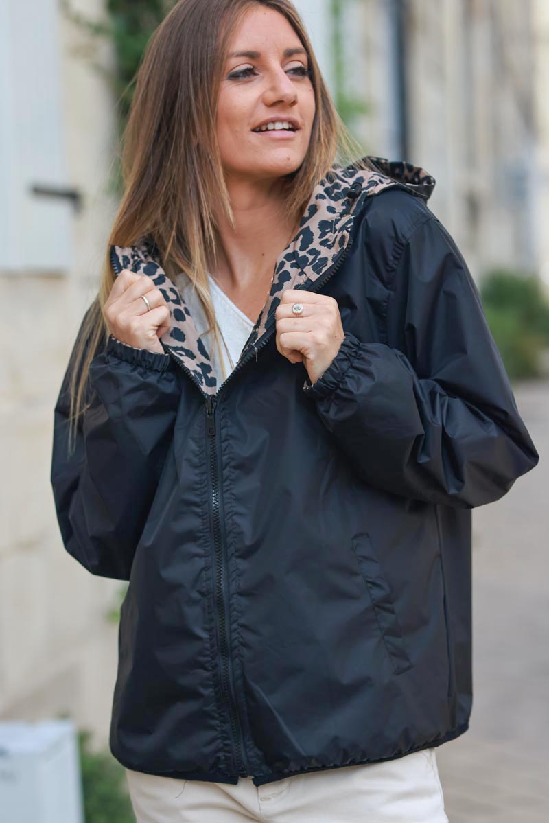 Reversible raincoat with black color or camel leopard print