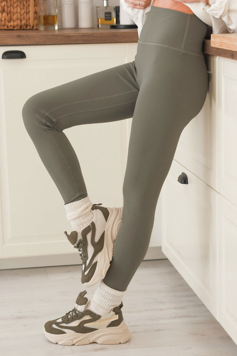 Legging de sport ou yoga kaki gainant lisse et confortable