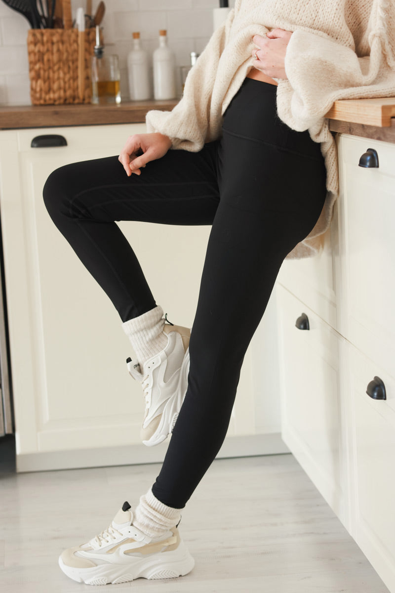 Legging de sport ou yoga noir gainant lisse et confortable