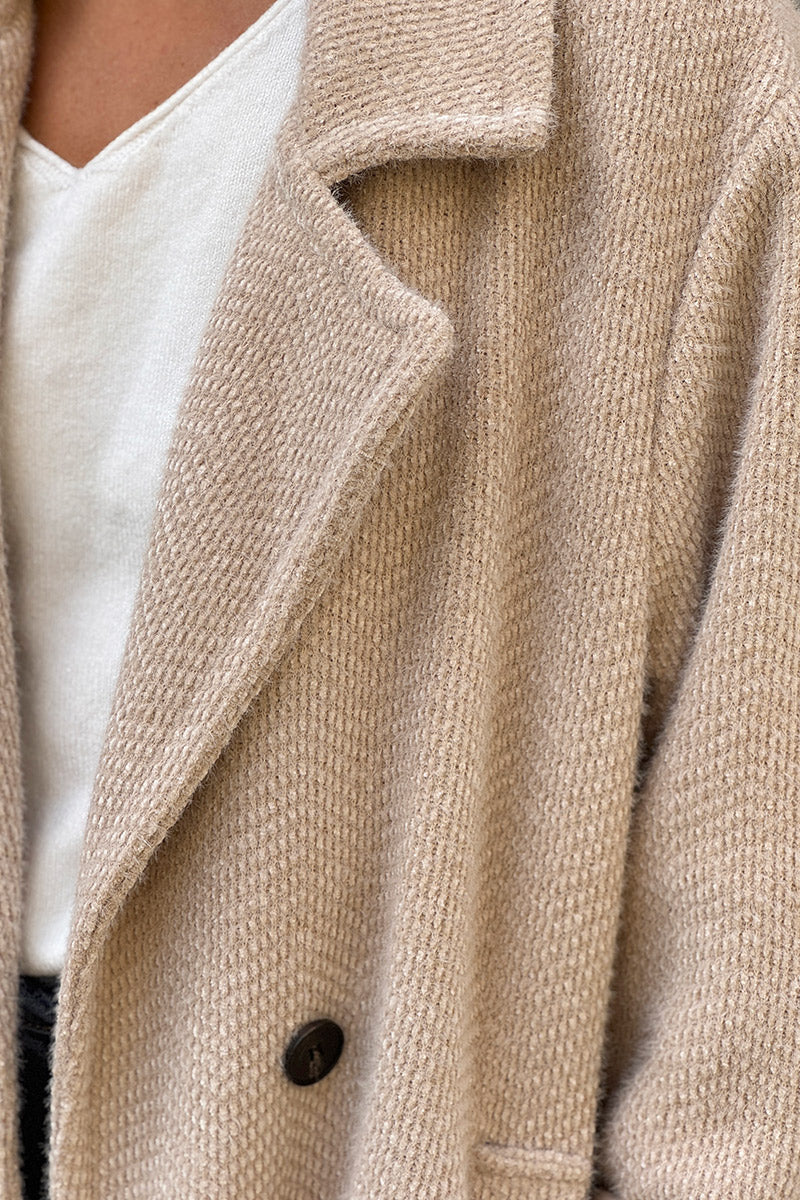 Manteau beige long et doux en maille chenille
