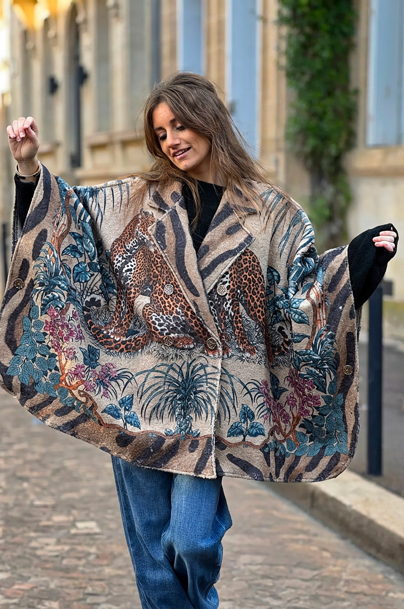 Manteau cape beige en bouclettes imprime jungle tigre et fleurs