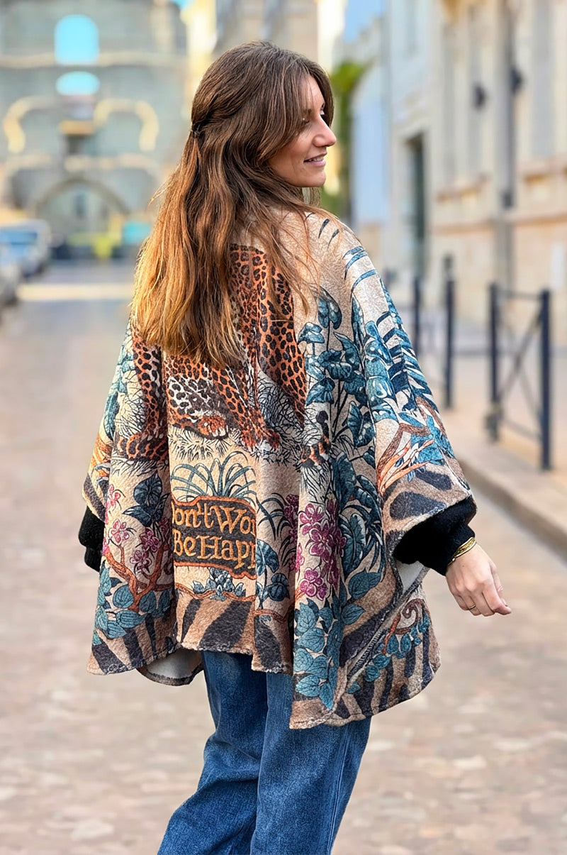 Manteau cape beige en bouclettes imprime jungle tigre et fleurs