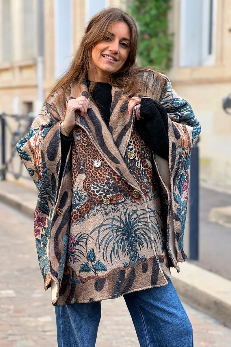 Manteau cape beige en bouclettes imprime jungle tigre et fleurs