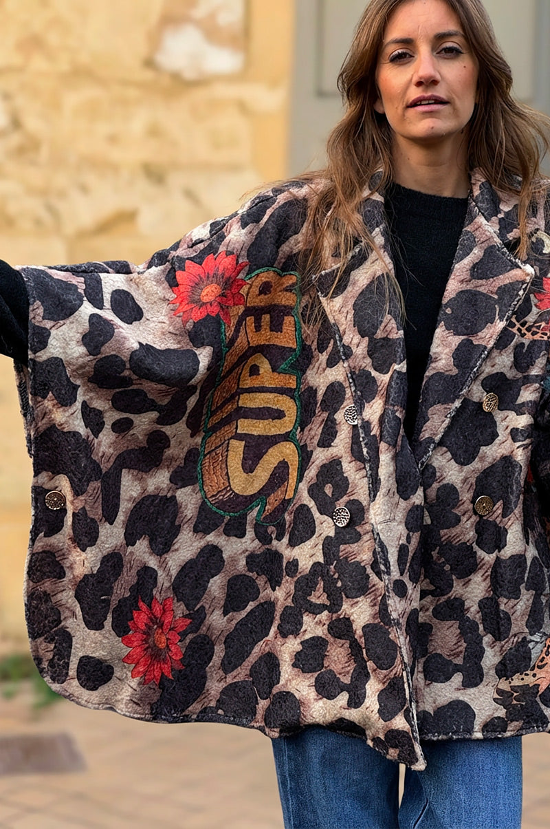 Manteau cape en bouclettes imprimé tigre et léopard