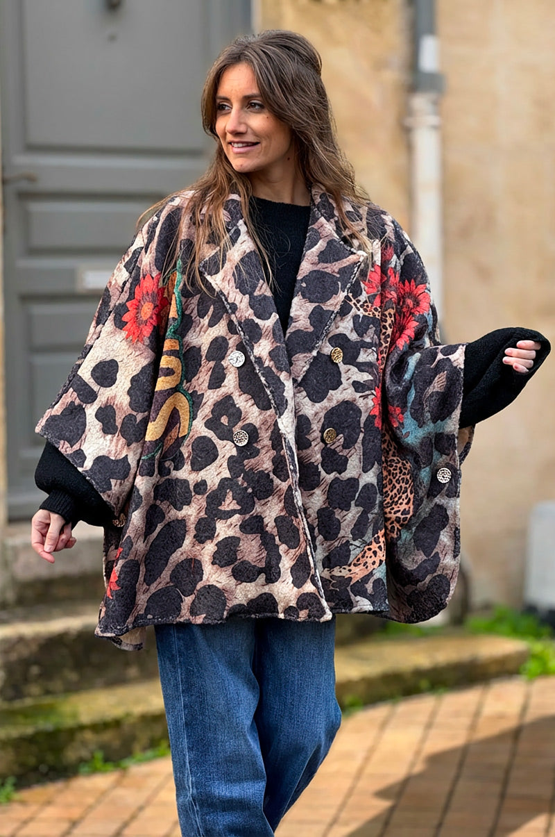 Manteau cape en bouclettes imprimé tigre et léopard