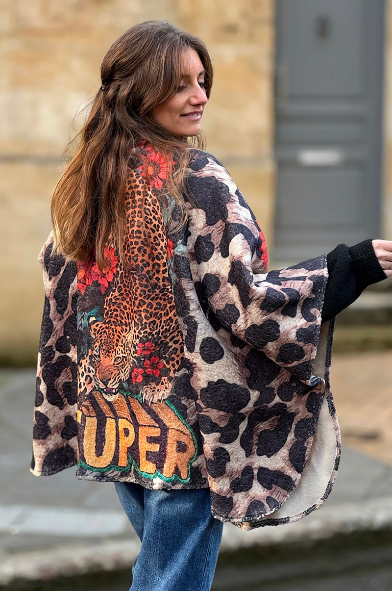 Manteau cape en bouclettes imprimé tigre et léopard