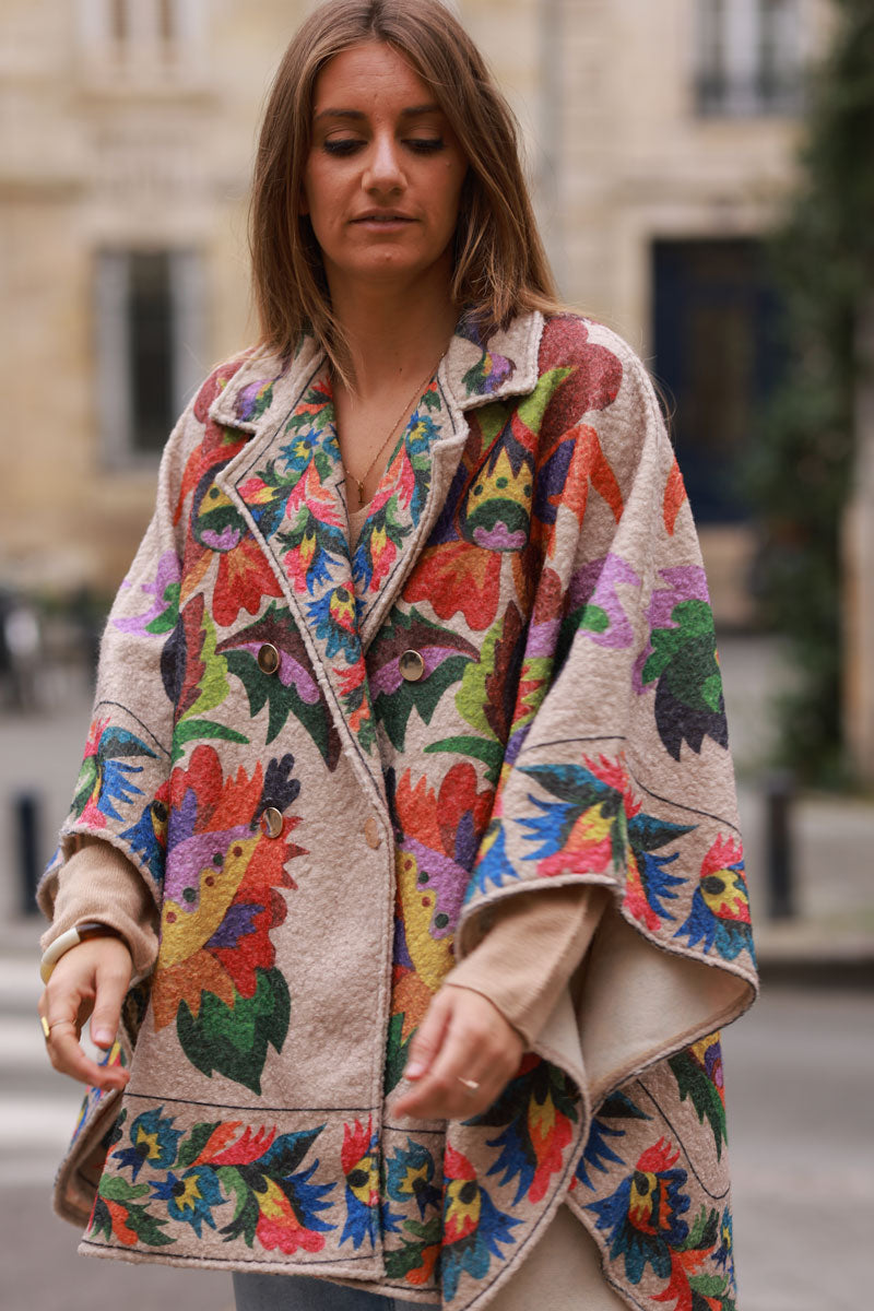 Manteau cape en feutrine façon laine bouillie taupe motif fleurs exotiques multicolores