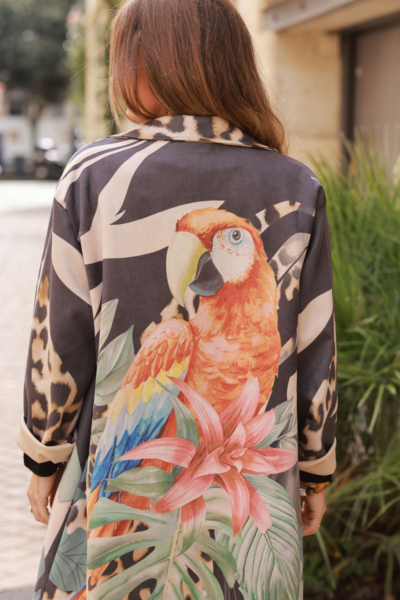 Chaqueta larga estilo blazer en ante con estampado de leopardo y loros tropicales